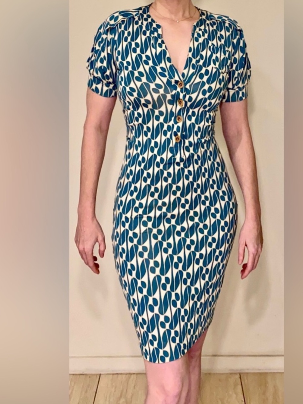 Women’s DVF Diane Von FURSTENBERG silk modern graphic button dress size 6